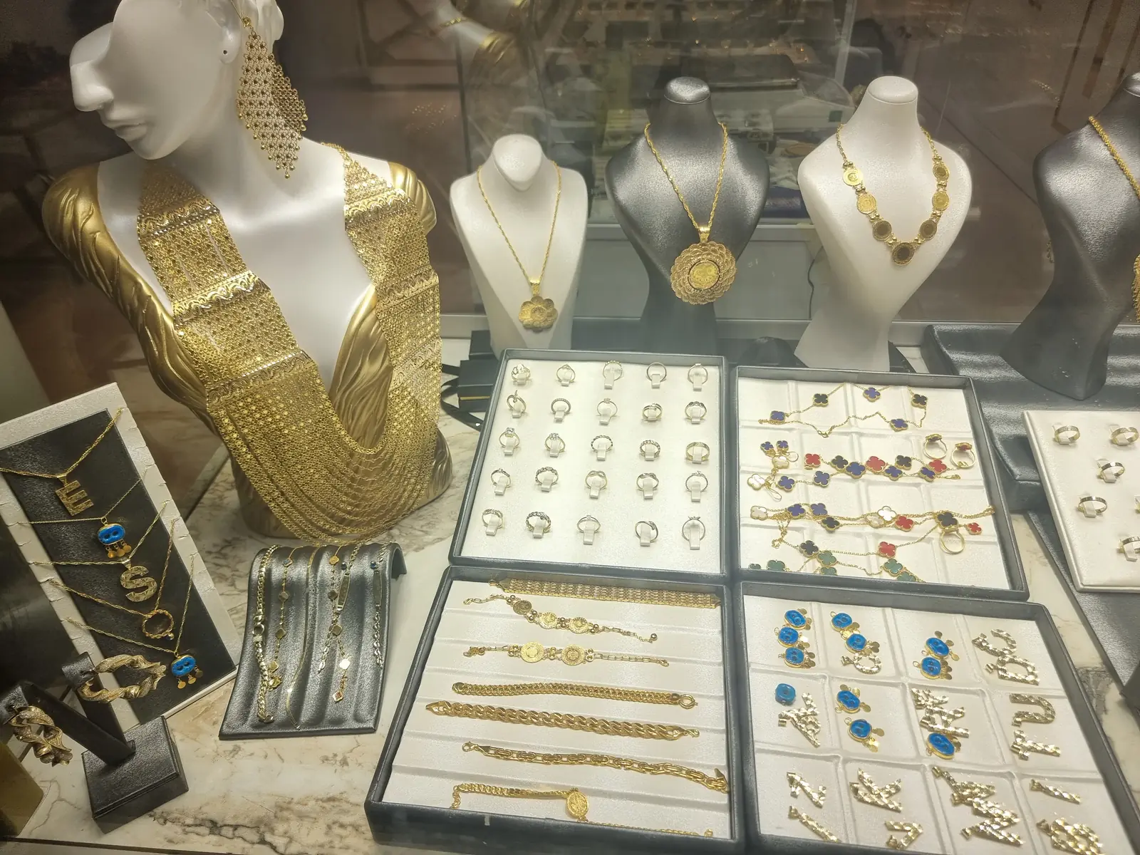 Auslage mit Ketten, Ringen und Ohrschmuck bei Adibelli Gold