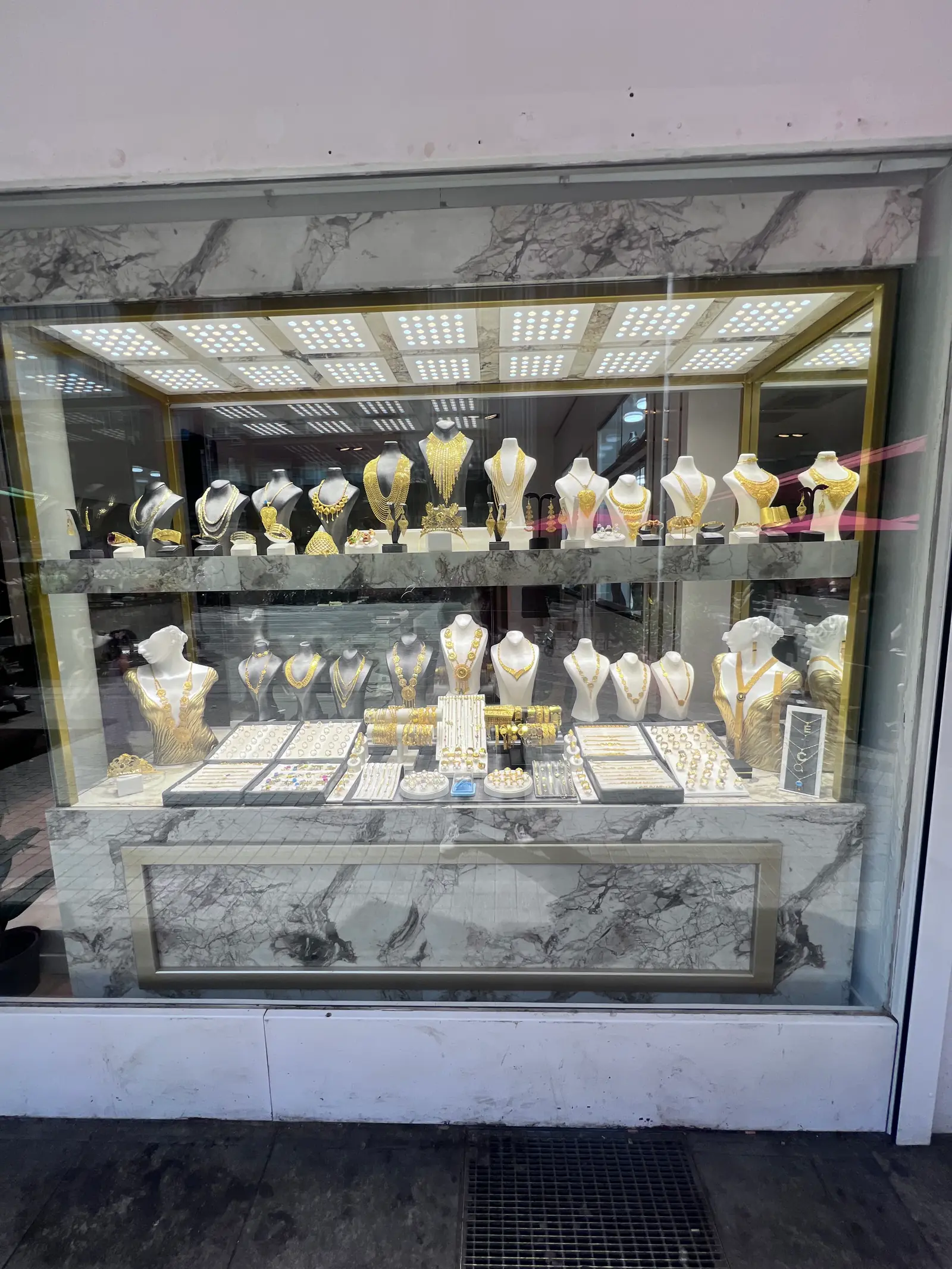 Schaufenster von Adibelli Gold in der Kaiserstraße mit ausgestelltem Goldschmuck