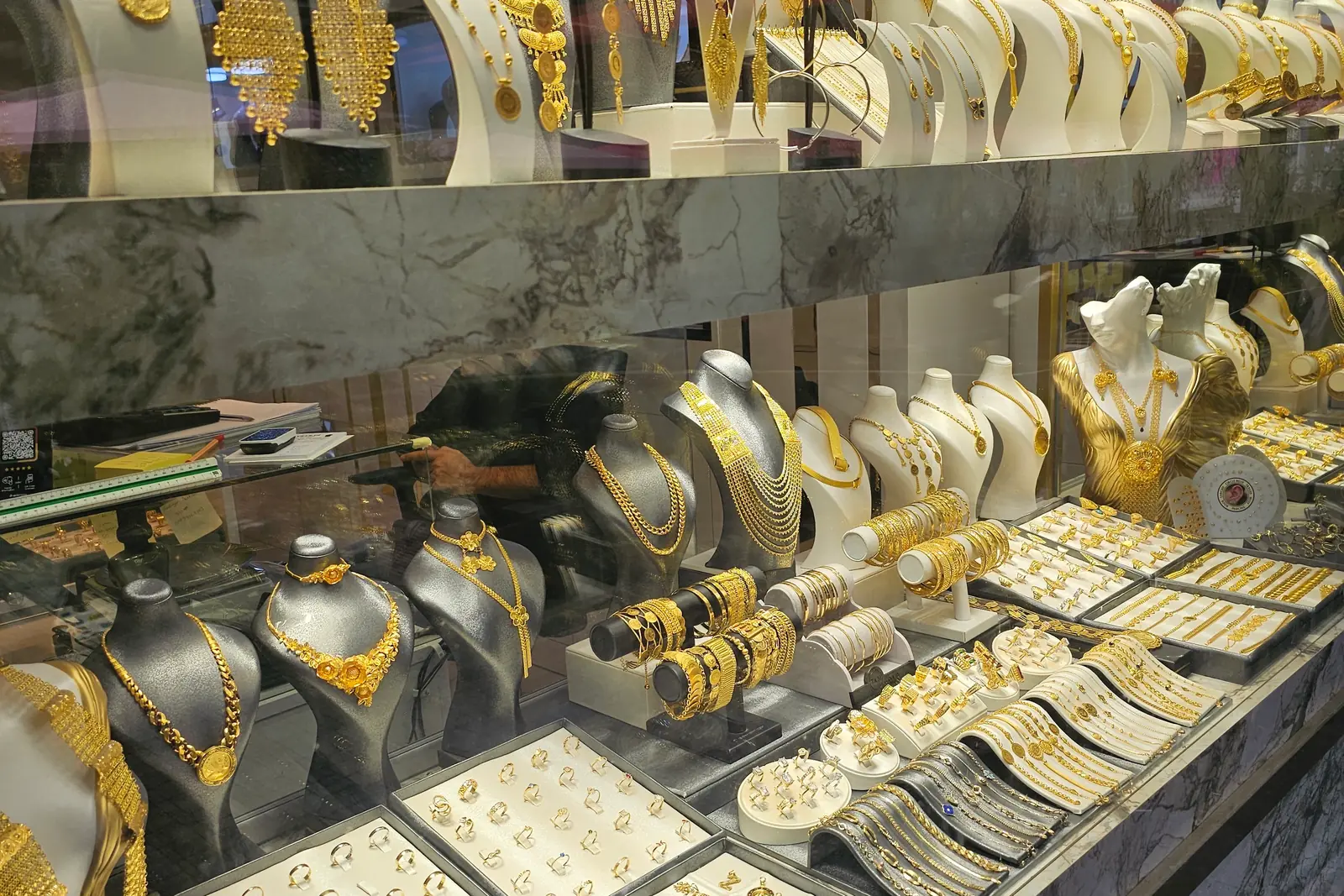 Beleuchtete Vitrine bei Adibelli Gold mit Colliers, Ringen und Armreifen aus Gold